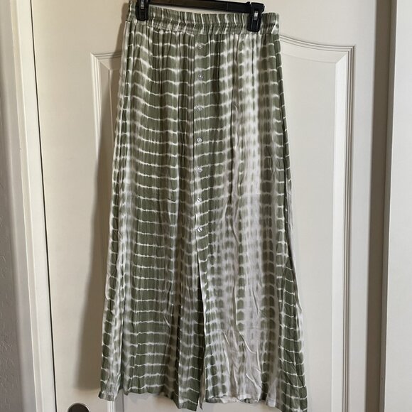 Epretty flowy button front maxi skirt - Size Medium - Soft green and white - Picture 1 of 4